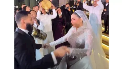 صورة بالصور- لقطات رومانسية بين فريدة ابنة محمد هنيدي وزوجها من حفل زفافها