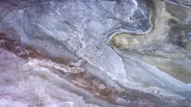 صورة صور مذهلة لبحيرة مياهها تشبه حليب الفراولة في فرنسا