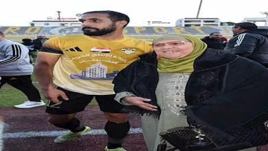 صورة 7 صور للقطة إنسانية بين لاعب الإنتاج الحربي ووالدته في دوري المحترفين