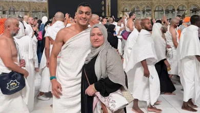 صورة “قبل أمم أفريقيا”.. مصطفى محمد يؤدي مناسك العمرة رفقة والدته