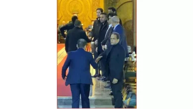 صورة محمد إمام وعمر متولي يستقبلان المعزين في وفاة شقيقة الزعيم عادل إمام