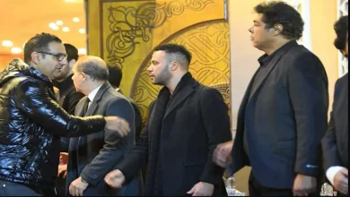 صورة عمرو يوسف يصل عزاء شقيقة الزعيم عادل إمام ويواسي محمد ورامي إمام