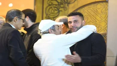 صورة علاء مرسي ودنيا عبدالعزيز ومحمد أبو داوود في عزاء شقيقة عادل إمام (صور