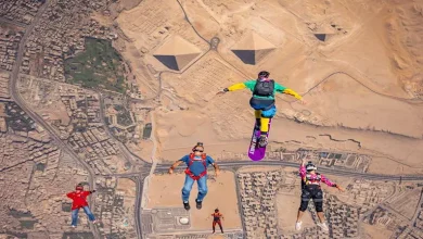 صورة مشاهد تخطف الأنفاس..  مغامرة لا تنسى فوق أهرامات الجيزة “10صور”