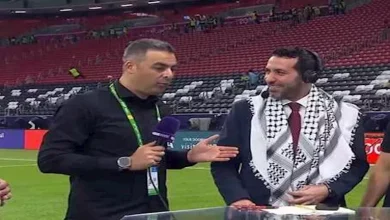 صورة 7 صور لاحتفال منتخب فلسطين مع أبو تريكة بالفوز على قطر في كأس العرب