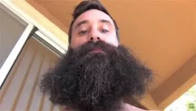 صورة فيديو حقق ملايين المشاهدات.. رجل يبدع ويحول لحيته إلى تحفة فنية