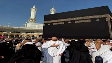صورة حارس مرمى الأهلي يؤدي مناسك العمرة رفقة والدته (صور)