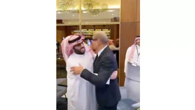 صورة بالأحضان.. تركي آل الشيخ يرحب بعمرو دياب ويصفه بـ “الأسطورة الحية”