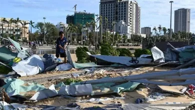 صورة لحظات رعب.. شاب يطير في الهواء بسبب إعصار (فيديو)