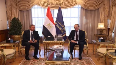 صورة مباحثاث بين وزير الاتصالات ورئيس الأعلى للإعلام لتعزيز التعاون المشترك