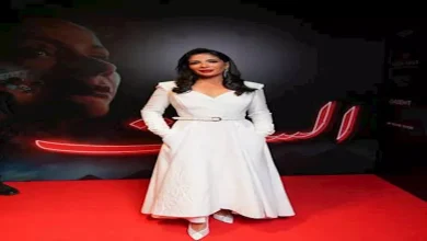 صورة منى زكي تنشر صورًا جديدة من عرض فيلم “الست”