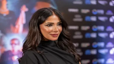 صورة منى زكي تشاهد عرض نافورة دبي على أنغام أغنيات أم كلثوم احتفالًا بـ فيل
