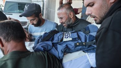 صورة “الجيش الإسرائيلي أسوأ عدوّ للصحافيين”.. مقتل 67 صحافياً خلال سنة نصفهم في غزة