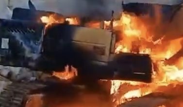 صورة مستوطنون يحرقون كرفانا وجرافة ويخطون شعارات شرق رام الله