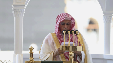 صورة خطيب الحرم المكي يدعو لجعل أطفال فلسطين قدوة لتربية الأبناء