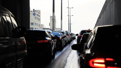 صورة | السير: تباطؤ مروري في شارع الأردن بسبب سقوط حمولة مركبة