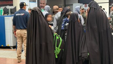 صورة | كولومبيا ترحل 9 من طائفة “ليف طاهور” إلى واشنطن بعد اتهامات بالاعتداء الجنسي على الأطفال
