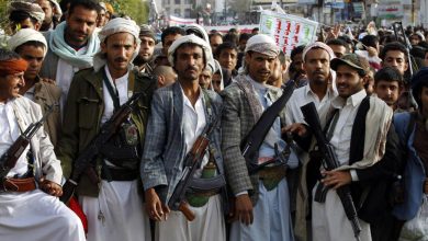 صورة | الحوثيون يعلنون الإفراج عن أفراد ناجين من طاقم سفينة “أتيرنيتي سي”
