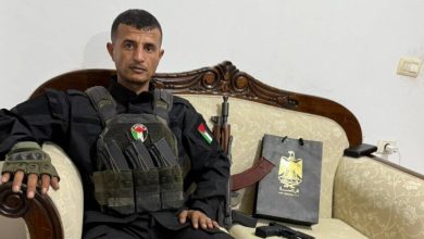 صورة | بالفيديو.. مخيمات الفلسطينيين في لبنان “توزع الحلوى” احتفالا بمقتل ياسر أبو شباب