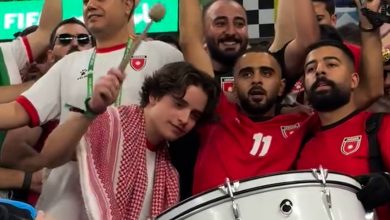 صورة | الأمير هاشم بن عبدالله الثاني يشارك “النشامى” فرحة التأهل ويقرع طبول الاحتفال في الدوحة.. فيديو