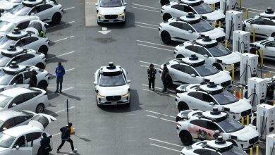 صورة لماذا توقفت السيارات ذاتية القيادة في منتصف الطريق فجأة؟