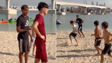 صورة شاهد.. لامين جمال يستعرض مهاراته مع الأطفال على الشاطئ