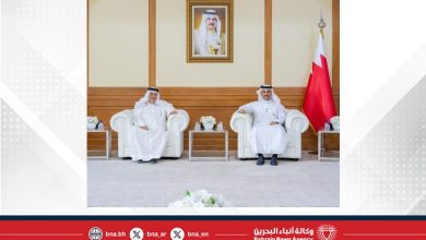 صورة وزير الإعلام يلتقي السفير خليل الذوادي ويشيد بمسيرته المهنية المتميزة