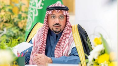 صورة أمير القصيم يكرّم مدير مكافحة المخدرات بالمنطقة تقديرًا للجهود الأمنية