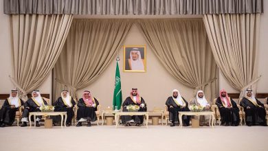 صورة ولي العهد يستقبل أصحاب السمو الأمراء والفضيلة العلماء والمعالي وجمعًا من المواطنين