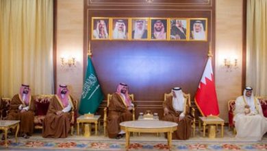 صورة وصول ولي العهد إلى البحرين لحضور القمة الخليجية
