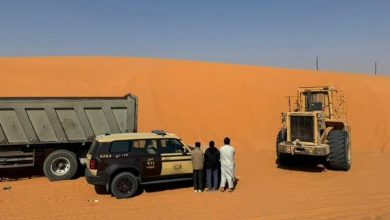 صورة ضبط 3 مخالفين من الجنسيتين الهندية والأفغانية لاستغلالهم الرواسب في الرياض