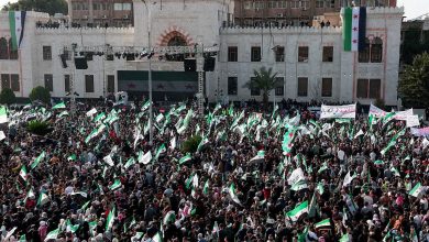 صورة السوريون يحيون الذكرى الأولى لسقوط نظام الأسد وسط احتفالات واسعة وتحديات أمنية وسياسية
