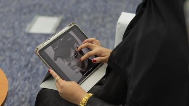 صورة طالبة بجامعة الحدود الشمالية تبتكر قبعة ذكية لمراقبة وظائف الدماغ