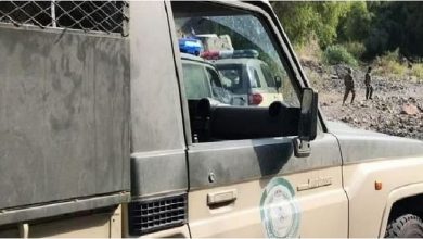 صورة دوريات المجاهدين بحائل تضبط مواطنا بحوزته حطب محلي معروض للبيع