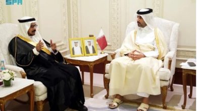 صورة الأمين العام لمجلس الشورى يبحث تطوير العمل البرلماني المشترك مع نظيره البحريني