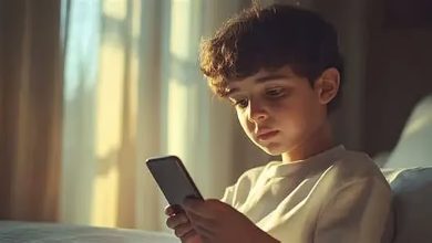 صورة مستشار اجتماعي يوضح طرق إقناع الأطفال بترك منصات التواصل والألعاب الإلكترونية