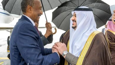 صورة رئيس مجلس السيادة الانتقالي بالسودان يصل إلى الرياض
