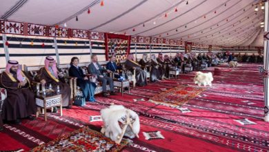 صورة أمير الحدود الشمالية يكرّم ضيوف منتدى الاستثمار بفعاليةٍ تراثية تجسّد هوية المنطقة