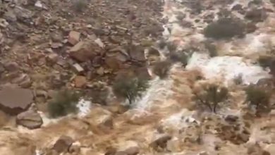 صورة جريان قوي لشلالات الداهنة بين المجمعة وشقراء في الرياض