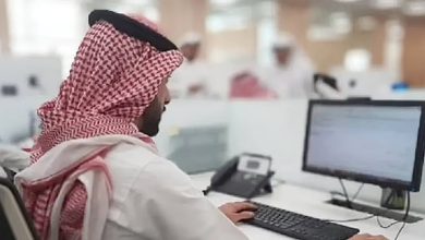 صورة مختص مهني ينصح الموظفين الجدد بالتركيز في العمل قبل التعارف
