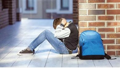 صورة استشاري يوضح كيفية احتواء المراهق دون صدام