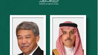 صورة وزير الخارجية يستعرض العلاقات الثنائية مع نظيره الماليزي