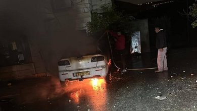 صورة مستوطنون يحرقون مركبات ويخطون شعارات عنصرية في عين يبرود