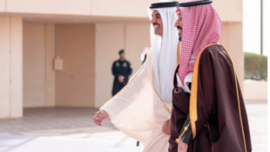 صورة حفاوة استقبال الأمير محمد بن سلمان للشيخ تميم بالرياض تثير تفاعلا واسعا على مواقع التواصل