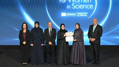 صورة عائشة الشحي من مختبرات دبي للمستقبل تحصل على جائزة عالمية في مجال العلوم