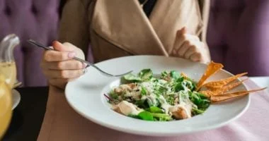 صورة طبيب باطنة يحذر من أخطاء بسيطة في طعامك.. تجنبها يحمي من الأمراض المزمنة