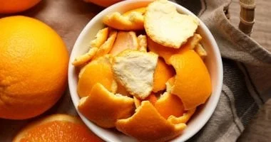 صورة حيل سريعة وذكية لاستغلال قشر البرتقال بدل رميه