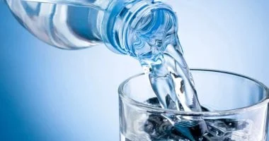 صورة شرب الماء بطريقة صحيحة يحسن الهضم ويقلل الحموضة
