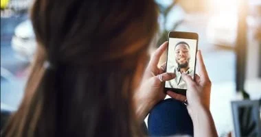 صورة شريك حياتك مسافر.. نصائح لتقوية علاقتكما