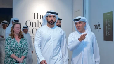 صورة حمدان بن محمد يتفقد مجموعة من المؤسسات الإبداعية والثقافية في منطقة القوز